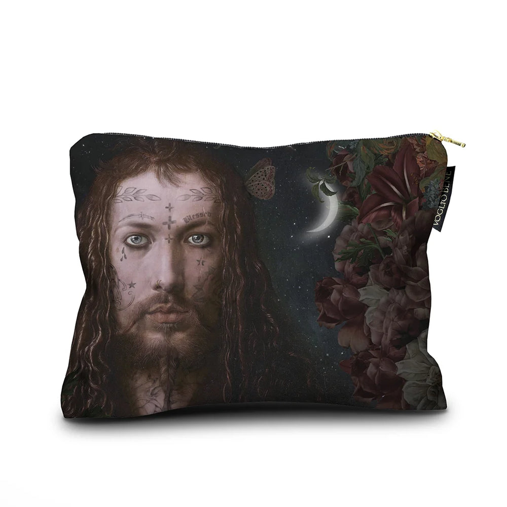 Voglio Bene The Viking -samettipussukan takanäkymä, koko 17 × 23 cm, jossa sama tatuoitu mies on esitetty lähikuvassa.
Back view of a Voglio Bene The Viking velvet pouch, size 17 × 23 cm, showing the same tattooed man in a close-up.