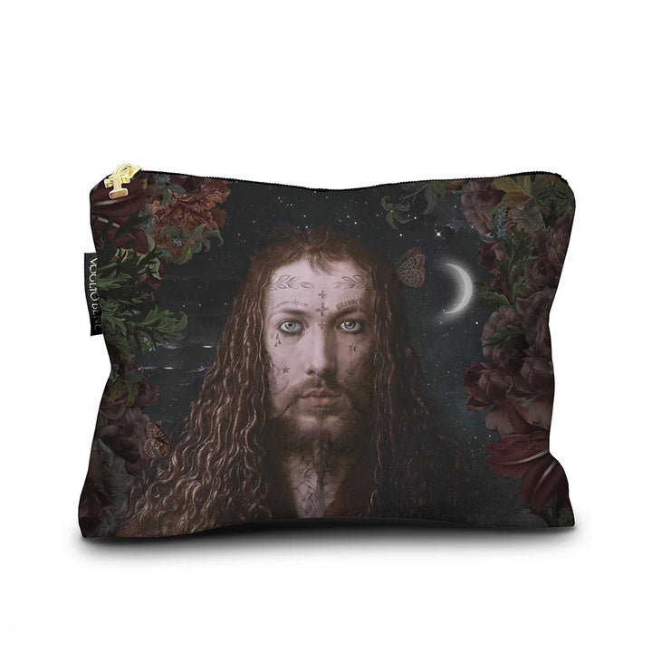 Voglio Bene The Viking -samettipussukan etunäkymä, koko 17 × 23 cm, jossa jeesusta muistuttava parrakas, tatuoitu mies on kuvattuna.
Front view of a Voglio Bene The Viking velvet pouch, size 17 × 23 cm, depicting a tattooed bearded man resembling Jesus.