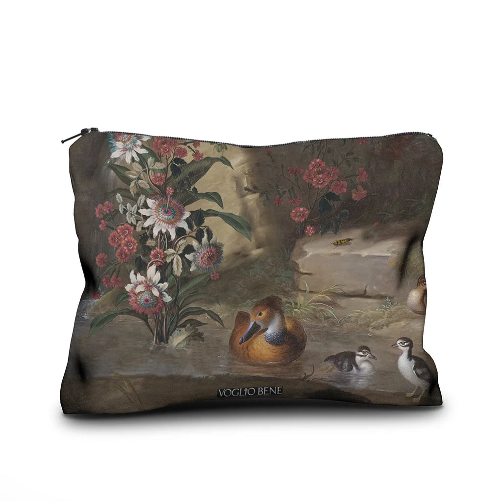 Kuvassa Voglio Bene samettipussukan takapuoli Zebra and Co -kuvituksella, jossa näkyy kukkia ja vesilintuja.
In the image, the back side of a Voglio Bene velvet pouch with the Zebra and Co illustration, showing flowers and water birds.