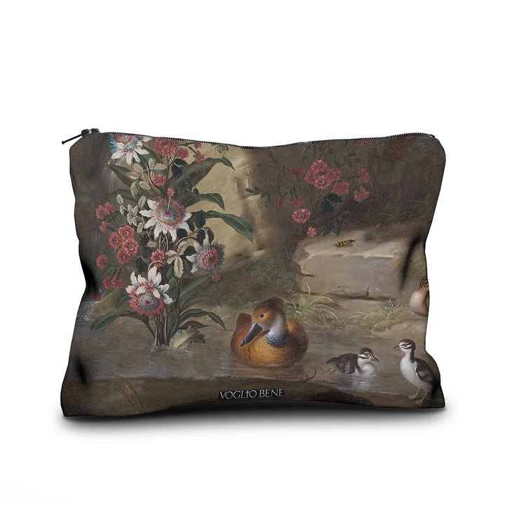 Kuvassa Voglio Bene samettipussukan takapuoli Zebra and Co -kuvituksella, jossa näkyy kukkia ja vesilintuja.
In the image, the back side of a Voglio Bene velvet pouch with the Zebra and Co illustration, showing flowers and water birds.