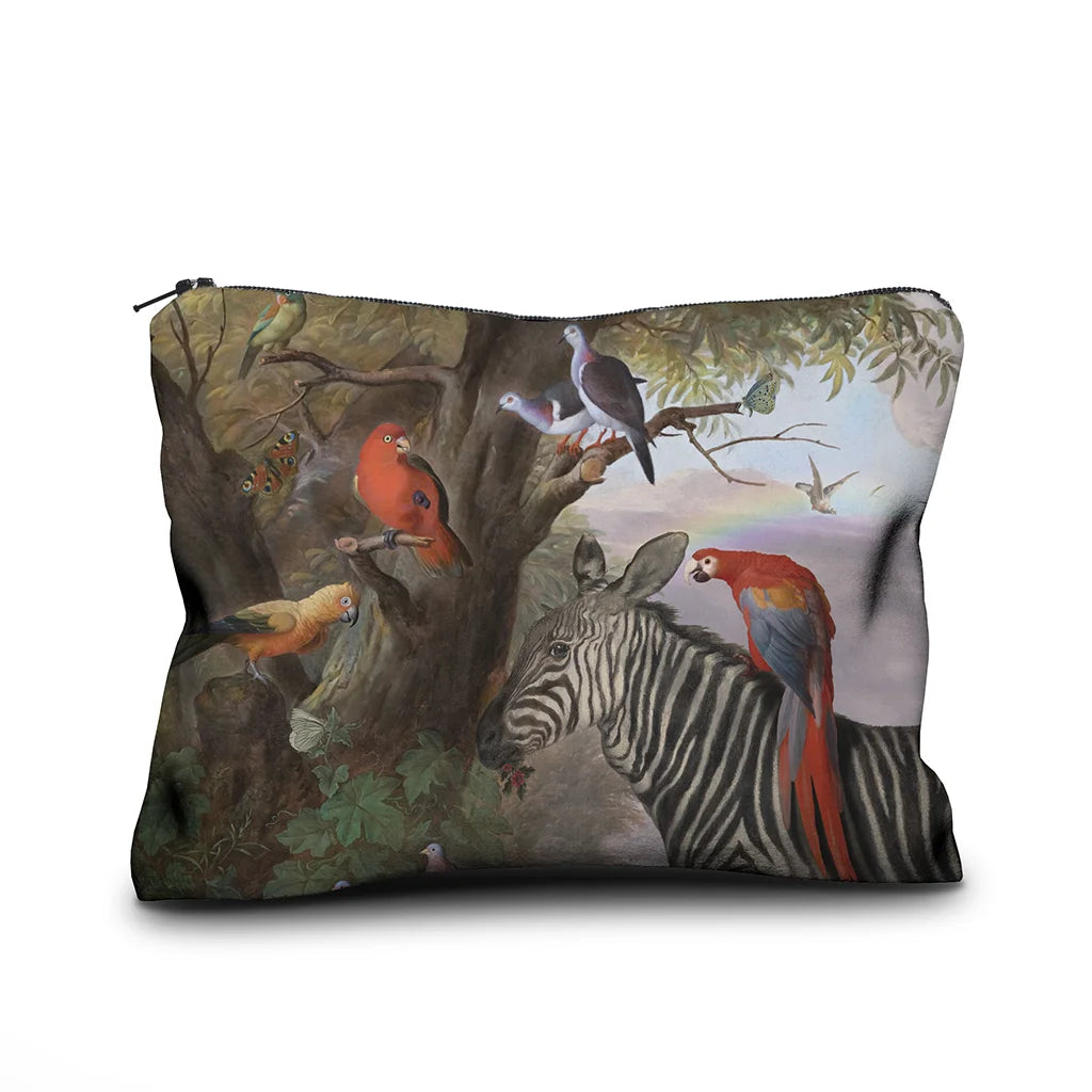 Kuvassa Voglio Bene samettipussukan etupuoli Zebra and Co -kuvituksella, jossa seepra on kuvattuna trooppisten lintujen ja perhosten kanssa vehreässä metsässä.
In the image, the front side of a Voglio Bene velvet pouch with the Zebra and Co illustration, featuring a zebra among tropical birds and butterflies in a lush forest.