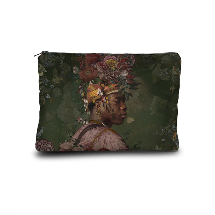 Kuvassa Voglio Bene kukkaron etupuoli Akeem -kuvituksella, jossa tatuoitu mies kukka-asetelmapäähineessä on kuvattuna vihreällä taustalla.
In the image, the front side of a Voglio Bene purse with the Akeem illustration, depicting a tattooed man wearing a floral headpiece against a green background.