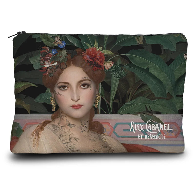 Voglio Bene Albayde -kukkaron takanäkymä, jossa sama Albayde-kuvitus näkyy kokonaisena normaalista katseluetäisyydestä.
Back view of a Voglio Bene Albayde purse, showing the same Albayde artwork in full at a normal viewing distance.