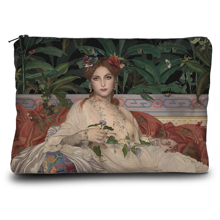 Lähikuva Voglio Bene Albayde -kukkaron etupuolesta, jossa Albayde-kuvitus näkyy korostetusti.
Close-up of the front of a Voglio Bene Albayde purse, showing the Albayde artwork in a cropped, detailed view.