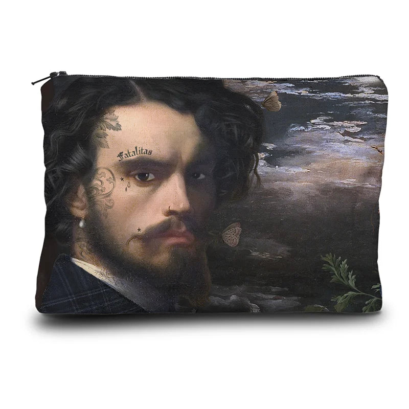 Lähikuva Voglio Bene Alexandre -kukkaro takapuolesta, jossa Alexandre-kuvituksen yksityiskohta on korostettu croppauksella.
Close-up of the back of a Voglio Bene Alexandre purse, highlighting a detail of the Alexandre artwork in a cropped view.