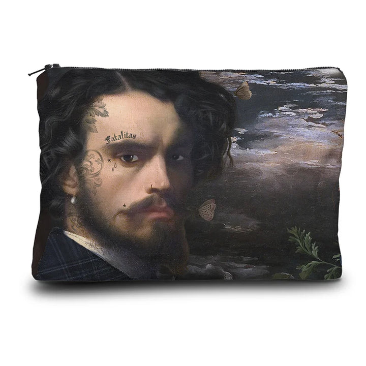 Lähikuva Voglio Bene Alexandre -kukkaro takapuolesta, jossa Alexandre-kuvituksen yksityiskohta on korostettu croppauksella.
Close-up of the back of a Voglio Bene Alexandre purse, highlighting a detail of the Alexandre artwork in a cropped view.