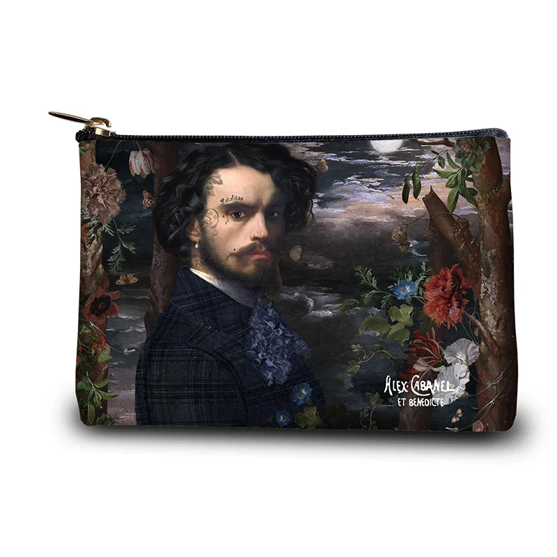 Voglio Bene Alexandre -kukkaro etunäkymä, jossa Alexandre-kuvitus näkyy kokonaisena.
Front view of a Voglio Bene Alexandre purse, showing the Alexandre artwork in full.