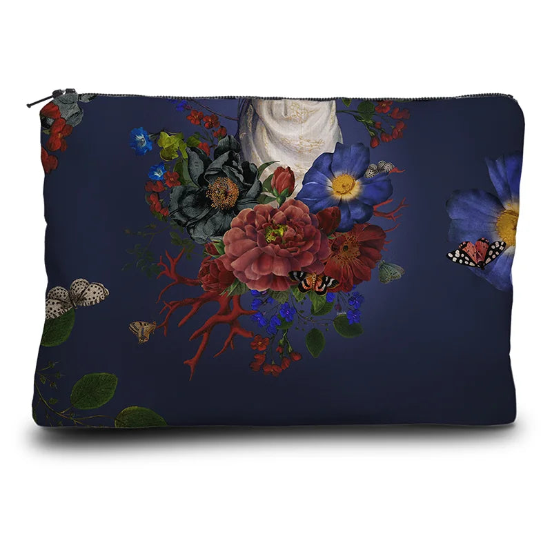 Voglio Bene Amen -kukkaron takanäkymä, jossa kukka- ja perhoskuvitus koristaa takapintaa.
Back view of a Voglio Bene Amen purse, featuring a floral and butterfly illustration on the back.