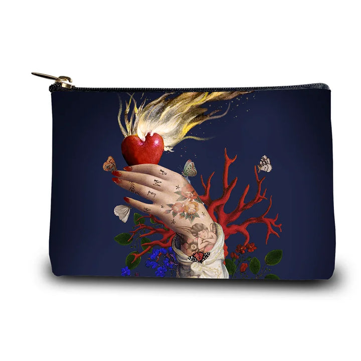 Voglio Bene Amen -kukkaro etunäkymä, jossa käsi pitelee liekehtivää sydäntä yksityiskohtaisessa kuvituksessa.
Front view of a Voglio Bene Amen purse, showing a hand holding a flaming heart in detailed artwork.