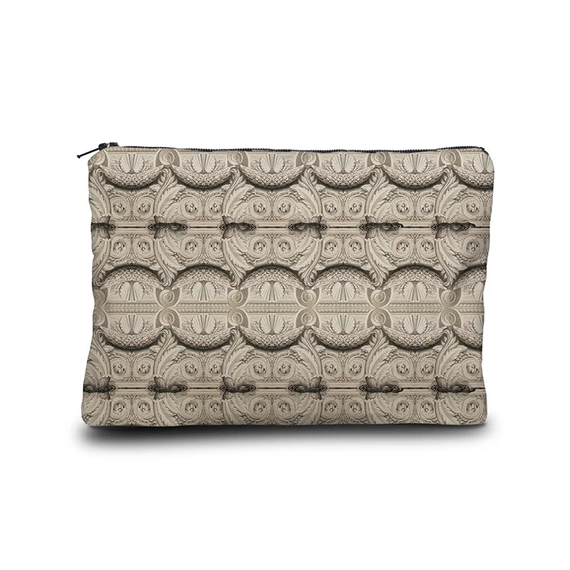 Voglio Bene Arcangelo -kukkaron takanäkymä, jossa marmori-ornamenttikuvio koristaa taustaa.
Back view of a Voglio Bene Arcangelo purse, featuring a marble ornamental pattern on the back.