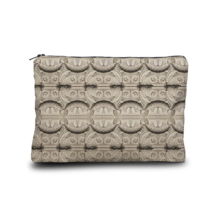 Voglio Bene Arcangelo -kukkaron takanäkymä, jossa marmori-ornamenttikuvio koristaa taustaa.
Back view of a Voglio Bene Arcangelo purse, featuring a marble ornamental pattern on the back.