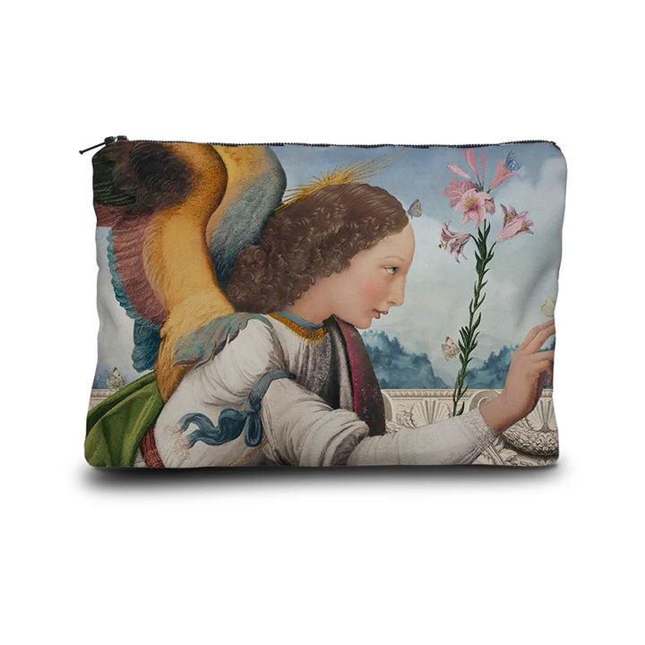 Voglio Bene Arcangelo -kukkaron etunäkymä, jossa arkkienkeli-kuvitus näkyy yksityiskohtaisesti samettipinnalla.
Front view of a Voglio Bene Arcangelo purse, showing the archangel artwork in detailed form on the velvet surface.