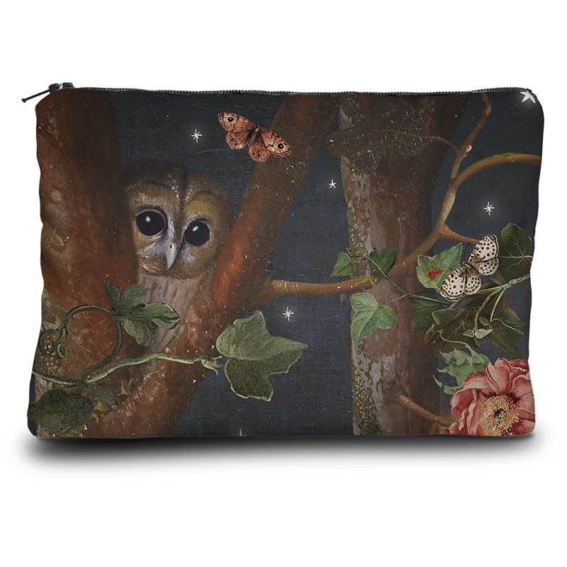 Kuvassa Voglio Bene -kukkaron takapuoli Autumn-kuvituksella. Pöllö kurkistaa puun takaa yötaivasta vasten.
The back of the Voglio Bene coin purse with the Autumn illustration. An owl peeks from behind a tree against the night sky.