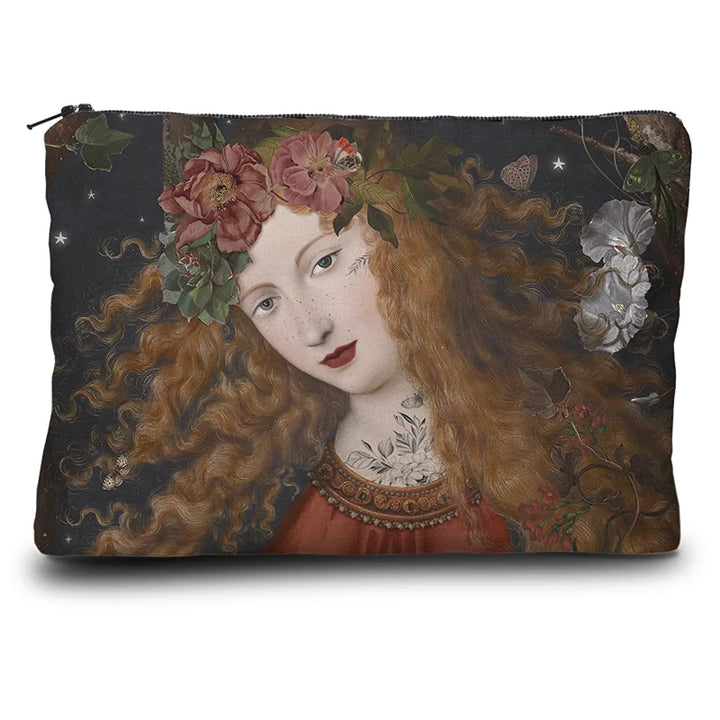 Voglio Bene Autumn -kukkaron etunäkymä, jossa punahiuksinen nainen seisoo metsäisessä ympäristössä ja taustalla näkyy pöllö.
Front view of a Voglio Bene Autumn purse, showing a red-haired woman in a forest setting with an owl in the background.