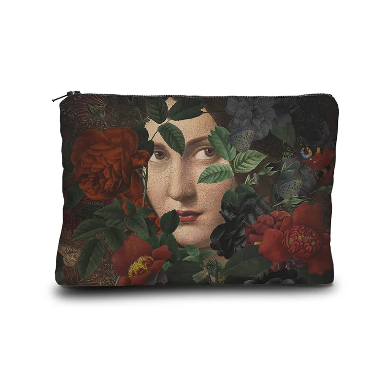 Takapuolella sama nainen lähikuvassa, kukkien ja perhosten verhoamana.
On the back, the same woman appears in close-up, veiled by blossoms and butterflies.