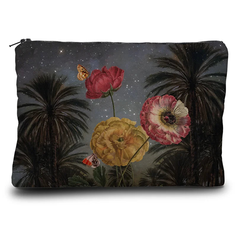 Voglio Bene The Great Belzoni -kukkaron takanäkymä, jossa sama yömaisema jatkuu, mutta miehen tilalla on kukkaornamentteja.
Back view of a Voglio Bene The Great Belzoni purse, featuring the same night background with flowers replacing the man.