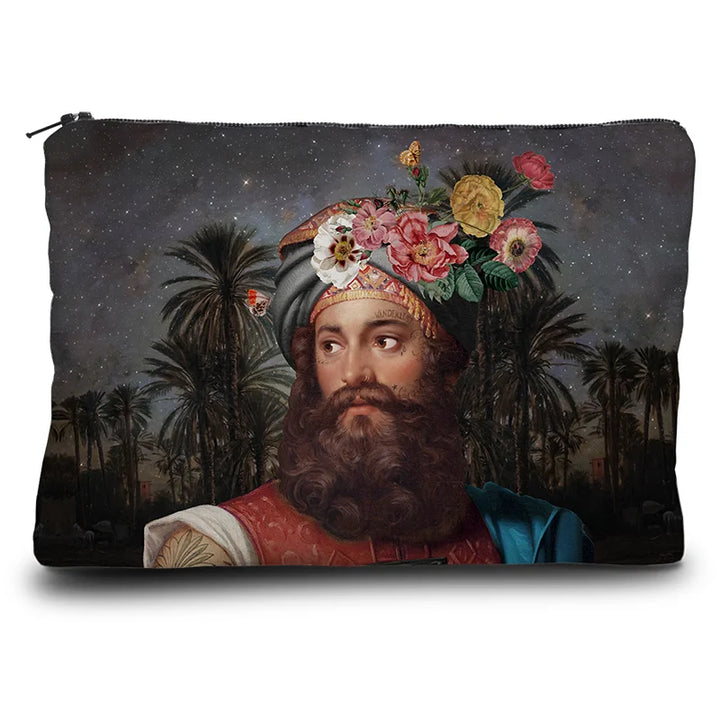 Voglio Bene The Great Belzoni -kukkaron etunäkymä, jossa tatuoitu arabialainen mies on kuvattu yömaisemassa palmujen ja tähtitaivaan reunustamana.
Front view of a Voglio Bene The Great Belzoni purse, showing a tattooed Arab man in a night scene framed by palm trees and a starry sky.