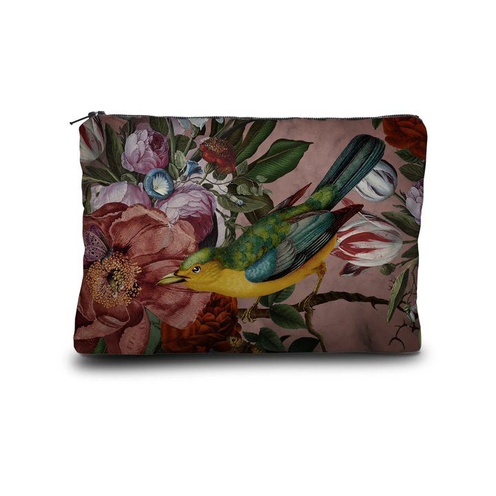 Kuvassa Voglio Bene kukkaron takapuoli Black Beauty -kuvituksella, jossa lintu istuu suurella kukalla pinkillä taustalla.
In the image, the back side of a Voglio Bene purse with the Black Beauty illustration, showing a bird perched on a large flower against a pink background.