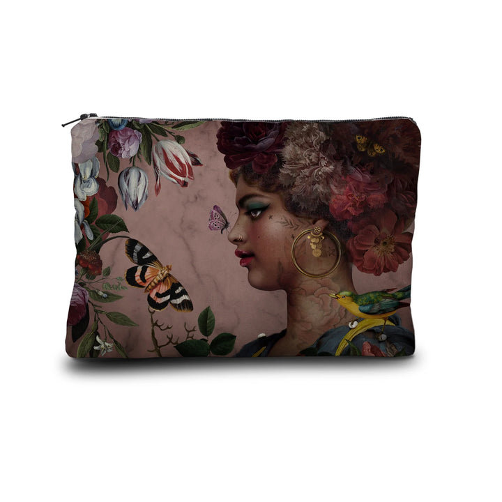 Kuvassa Voglio Bene kukkaron etupuoli Black Beauty -kuvituksella, jossa nainen kukkaseppele päässä on kuvattuna perhosten kanssa pinkillä taustalla.
In the image, the front side of a Voglio Bene purse with the Black Beauty illustration, depicting a woman wearing a flower crown with butterflies on a pink background.