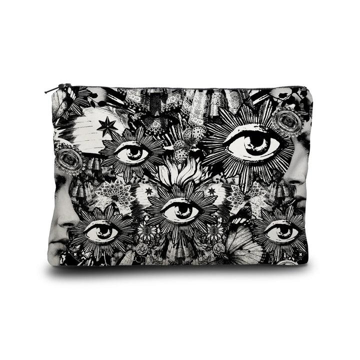 Kuvassa Voglio Bene -kukkaro Black Butterfly -kuvituksella. Mustavalkoisella tatuointityylillä kuvitettuja silmiä, aurinkoja ja perhosia täyttää pinnan.
The Voglio Bene purse with Black Butterfly illustration. Eyes, suns, and butterflies illustrated in a black and white tattoo style cover the surface.