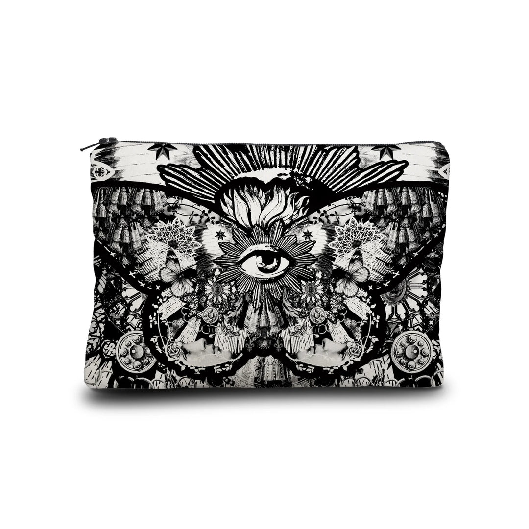 Kuvassa Voglio Bene -kukkaron etupuoli Black Butterfly -kuvituksella. Mustavalkoisella tyylillä kuvattu suuri perhonen, jonka siipien kuvioissa näkyy silmiä ja aurinkoja.
The front of the Voglio Bene purse with Black Butterfly illustration. A large butterfly in black and white tattoo style with eyes and suns forming the patterns on its wings.