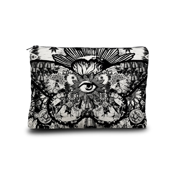 Kuvassa Voglio Bene -kukkaron etupuoli Black Butterfly -kuvituksella. Mustavalkoisella tyylillä kuvattu suuri perhonen, jonka siipien kuvioissa näkyy silmiä ja aurinkoja.
The front of the Voglio Bene purse with Black Butterfly illustration. A large butterfly in black and white tattoo style with eyes and suns forming the patterns on its wings.