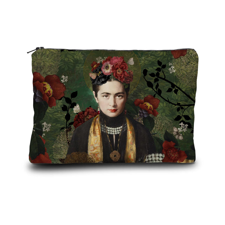 Kuvassa Voglio Bene kukkaron takapuoli Carmen -kuvituksella, jossa sama nainen näkyy kauempaa vihreällä taustalla ruusujen ympäröimänä.
In the image, the back side of a Voglio Bene purse with the Carmen illustration, showing the same woman from a distance on a green background surrounded by roses.