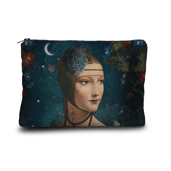 Kuvassa Voglio Bene -kukkaron etupuoli Cecilia-kuvituksella. Tatuoitu nainen, jolla on kukilla koristeltu huivi päässään, seisoo tähtitaivasta vasten kukkien ympäröimänä.
The front of the Voglio Bene coin purse with the Cecilia illustration. A tattooed woman wearing a flower-adorned headscarf stands against a starry sky surrounded by flowers.