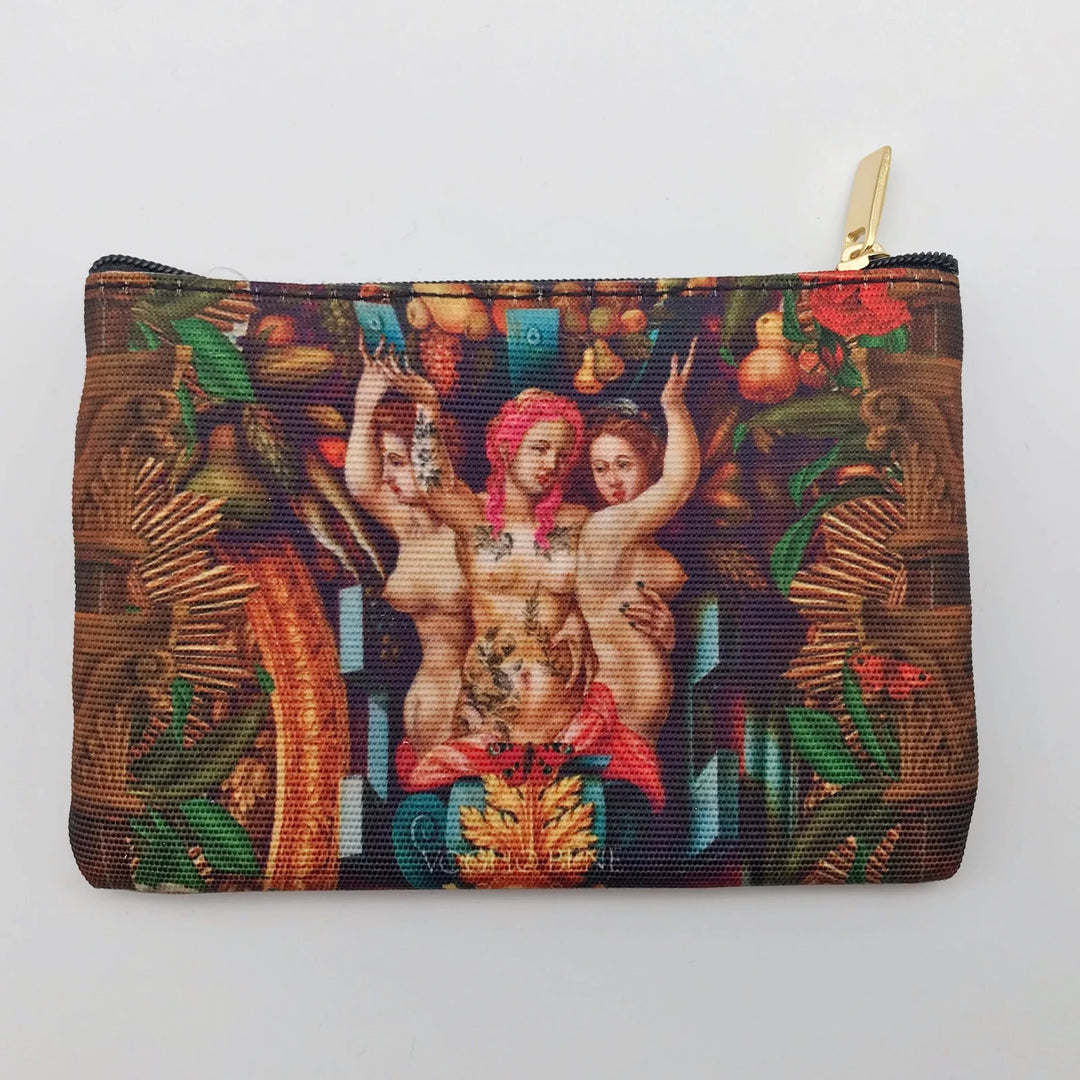 Voglio Bene Cosmic Girl -kukkaron takanäkymä, jossa samat ornamenttikuvioinnit toistuvat ilman kuningatarkuvaa.
Back view of a Voglio Bene Cosmic Girl purse, showing the repeated ornamental patterns without the queen figure.