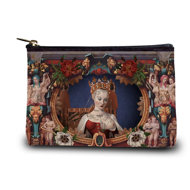 Voglio Bene Cosmic Girl -kukkaron etunäkymä, jossa kuningatar on kuvattuna ja taustalla monimutkaisia ihmisornamenttikuvioita.
Front view of a Voglio Bene Cosmic Girl purse, featuring a queen with complex human ornamental patterns in the background.