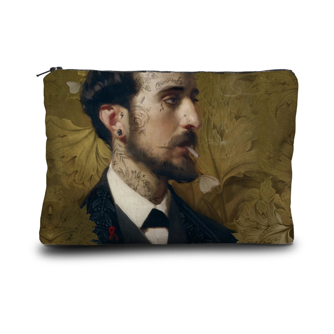 Kuvassa Voglio Bene kukkaron takapuoli Eduardo -kuvituksella, jossa sama mies näkyy lähempää.
In the image, the back side of a Voglio Bene purse with the Eduardo illustration, showing the same man from a closer perspective.
