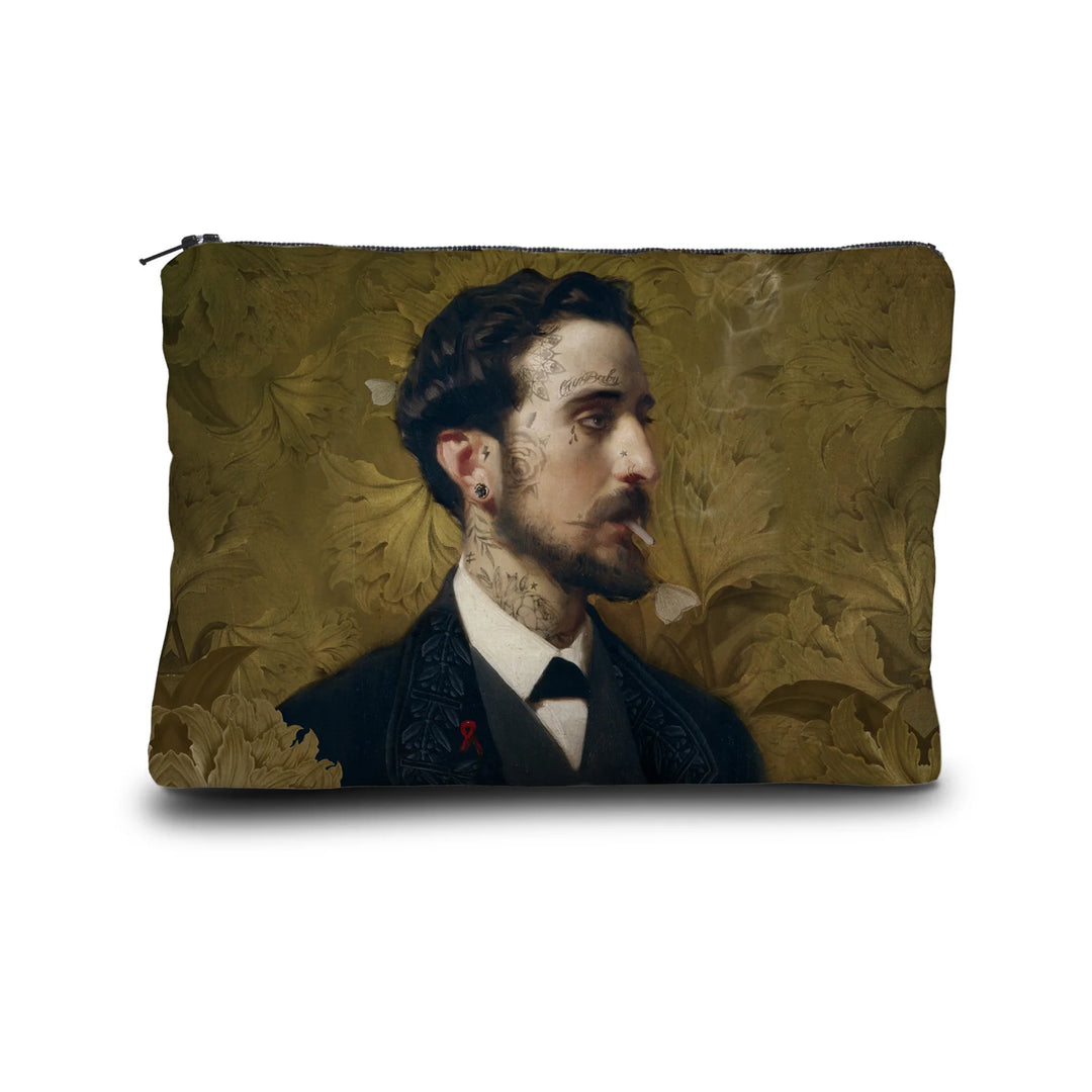 Kuvassa Voglio Bene kukkaron etupuoli Eduardo -kuvituksella, jossa tatuoitu tummahiuksinen mies polttaa tupakkaa keltaisella taustalla.
In the image, the front side of a Voglio Bene purse with the Eduardo illustration, featuring a tattooed dark-haired man smoking a cigarette against a yellow background.