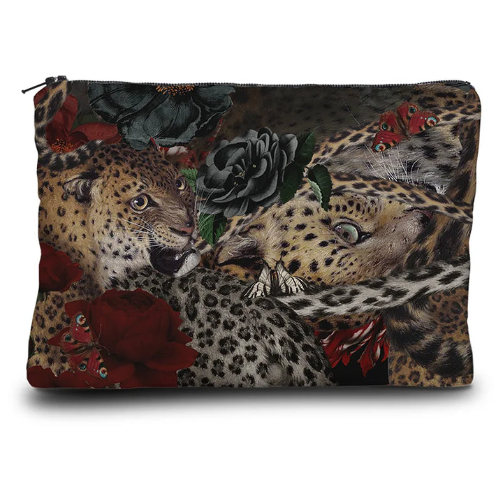 Kuvassa Voglio Bene -kukkaron takapuoli Fauve-kuvituksella. Surrealistinen leopardi-kuvitus, jossa leopardi ja leopardin nahka sulautuvat toisiinsa.
The back of the Voglio Bene coin purse with the Fauve illustration. A surreal depiction of a leopard merging with its own patterned skin.