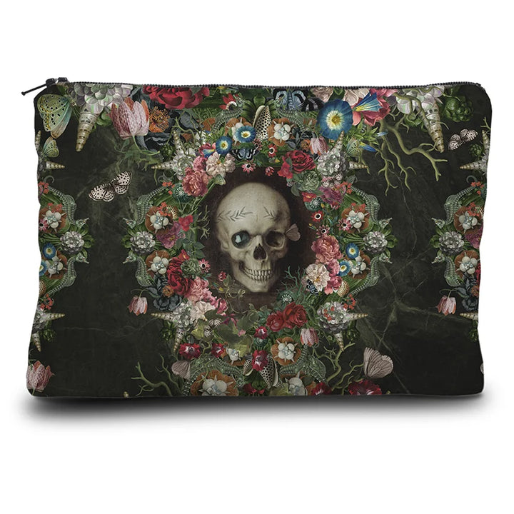 Voglio Bene The Froth of the Days -kukkaron etunäkymä, jossa pääkalloa koristavat kukat ja simpukat yksityiskohtaisessa kuvituksessa.
Front view of a Voglio Bene The Froth of the Days purse, showing a skull adorned with flowers and seashells in detailed artwork.