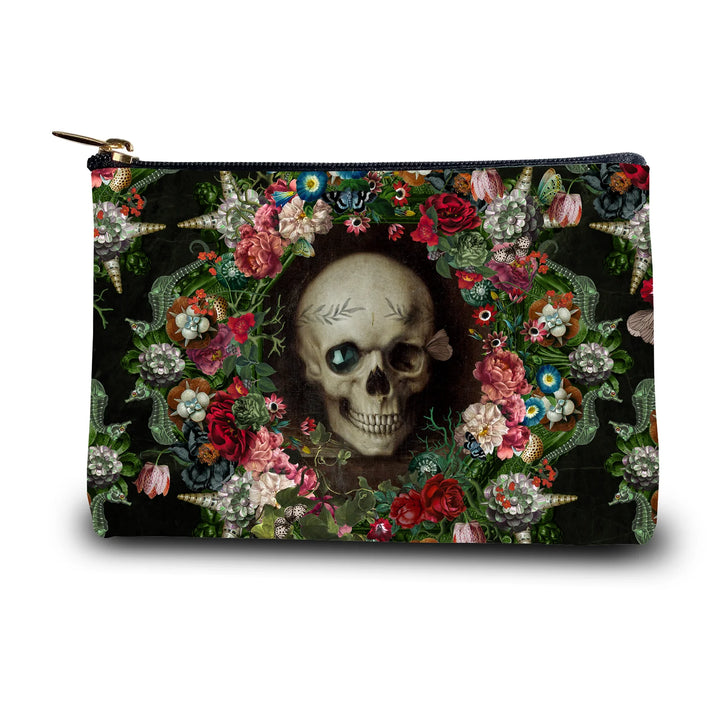 Voglio Bene The Froth of the Days -kukkaron etunäkymä, jossa pääkalloa koristavat kukat ja simpukat yksityiskohtaisessa kuvituksessa.
Front view of a Voglio Bene The Froth of the Days purse, showing a skull adorned with flowers and seashells in detailed artwork.