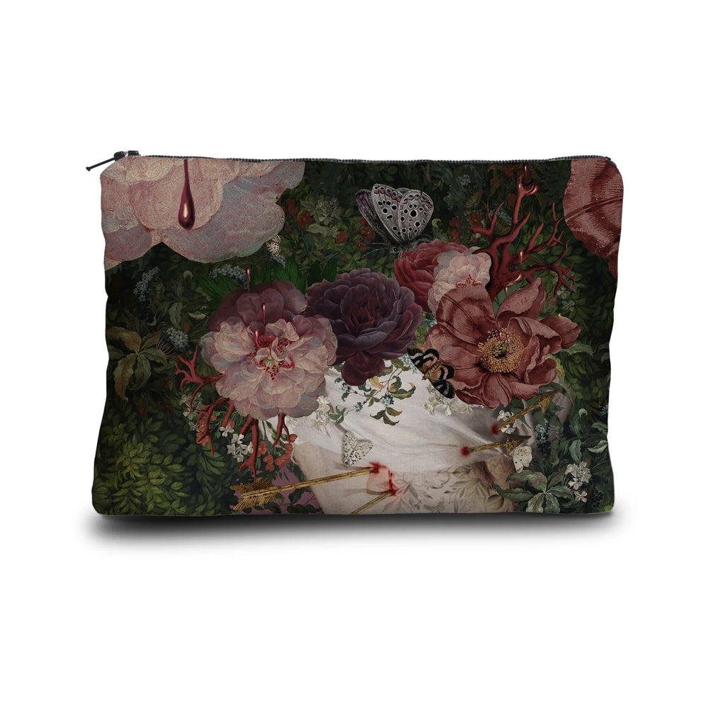 Kuvassa Voglio Bene samettilaukun takapuoli Gaia -kuvituksella, jossa sankka vihreä kasvusto täynnä kukkia, koralleja ja perhosia.
In the image, the back side of a Voglio Bene velvet bag with the Gaia illustration, showing dense green foliage filled with flowers, corals, and butterflies.