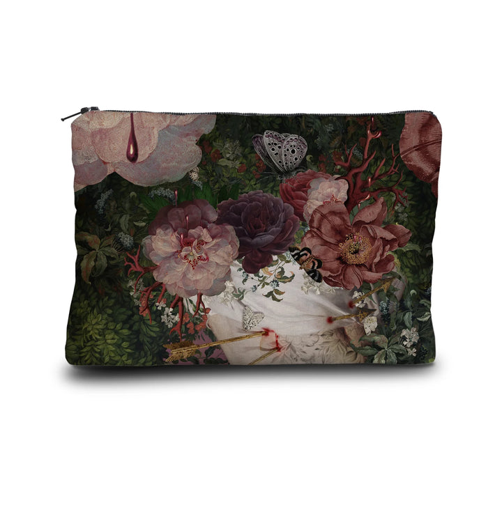 Kuvassa Voglio Bene samettilaukun takapuoli Gaia -kuvituksella, jossa sankka vihreä kasvusto täynnä kukkia, koralleja ja perhosia.
In the image, the back side of a Voglio Bene velvet bag with the Gaia illustration, showing dense green foliage filled with flowers, corals, and butterflies.