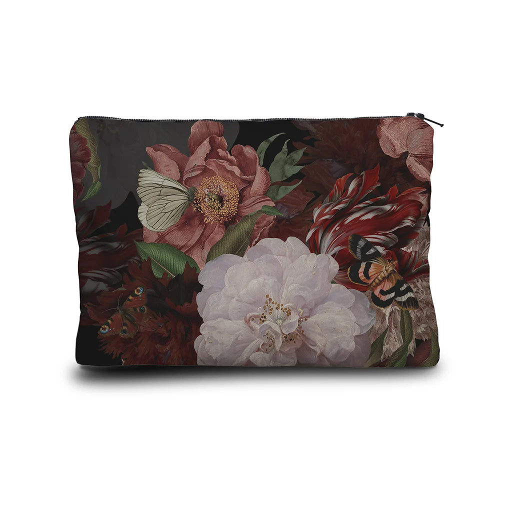 Kuvassa Voglio Bene kukkaron takapuoli Gianni and Capoccio -kuvituksella, jossa näkyy suuria kukkia ja perhosia tummalla taustalla.
In the image, the back side of a Voglio Bene purse with the Gianni and Capoccio illustration, showing large flowers and butterflies on a dark background.