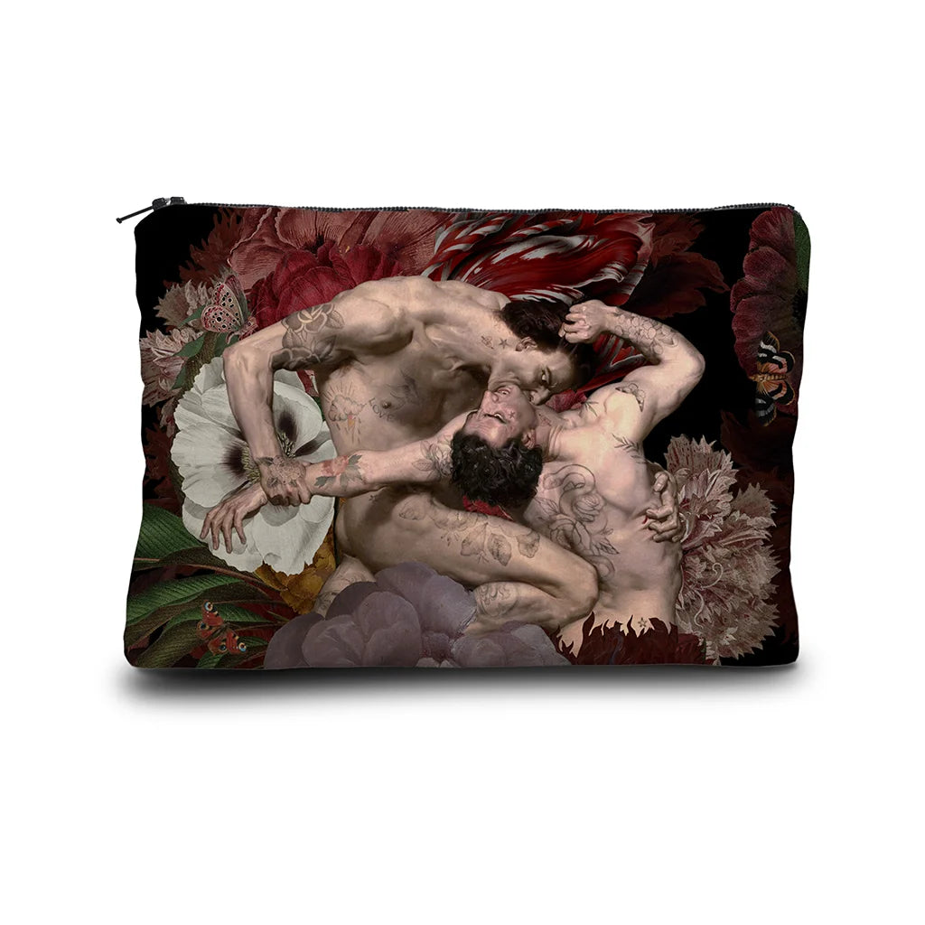 Kuvassa Voglio Bene kukkaron etupuoli Gianni and Capoccio -kuvituksella, jossa kaksi tatuoitua miestä ovat toisissaan kiinni, ja toinen miehistä puree toisen kaulaa. Tausta on tumma ja täynnä kukkia.
In the image, the front side of a Voglio Bene purse with the Gianni and Capoccio illustration, showing two tattooed men close together, one biting the other’s neck, against a dark background filled with flowers.