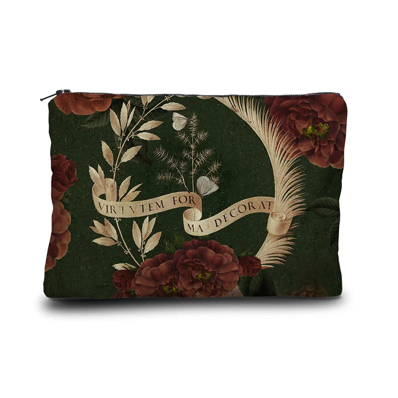 Voglio Bene Ginevra -kukkaron takanäkymä, jossa lehdistä muodostuva vihta-kuvio koristaa taustaa.
Back view of a Voglio Bene Ginevra purse, featuring a leaf bundle (vihta) motif on the back.
