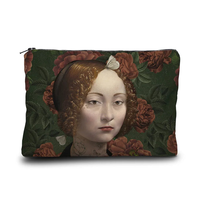 Voglio Bene Ginevra -kukkaron etunäkymä, jossa Ginevra-hahmo on kuvattuna yksityiskohtaisessa kuvituksessa.
English: Front view of a Voglio Bene Ginevra purse, showing the Ginevra figure in detailed artwork.