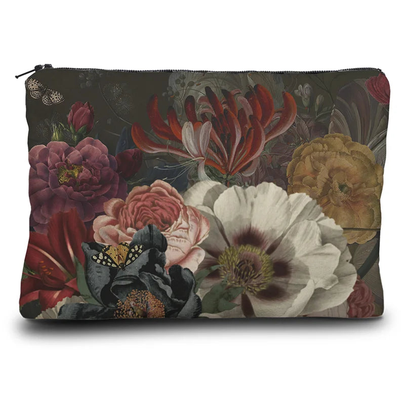 Voglio Bene Hassan -kukkaron takanäkymä, jossa taustalla on koristeellinen kukkaornamenttikuvio.
Back view of a Voglio Bene Hassan purse, featuring a decorative floral ornament pattern.