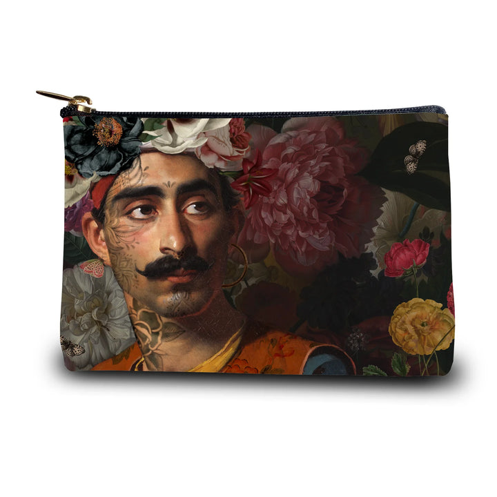 Voglio Bene Hassan -kukkaron etunäkymä, jossa Hassan-hahmo on esillä yksityiskohtaisessa kuvituksessa.
Front view of a Voglio Bene Hassan purse, showing the Hassan figure in detailed artwork.