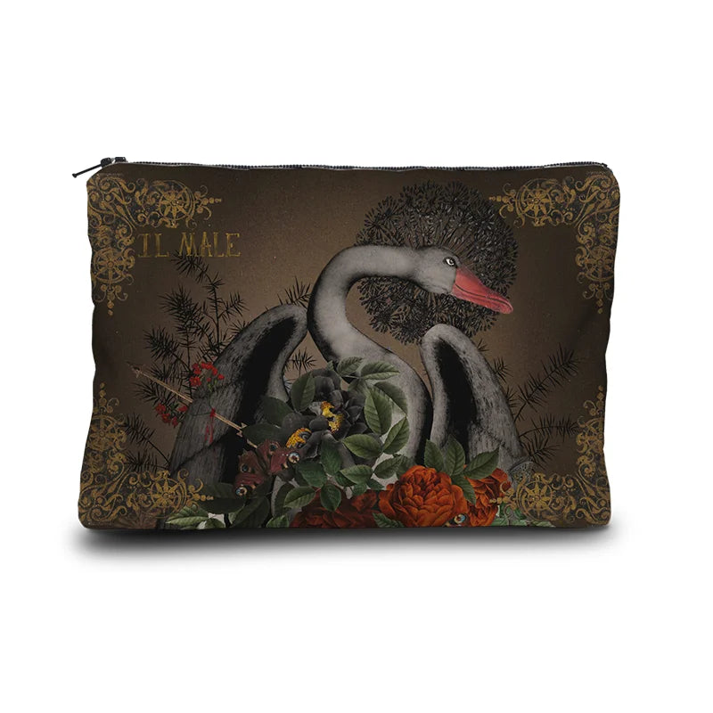 Voglio Bene -kukkaron, takapuoli, kuvassa musta joutsen, symboloi mysteeriä ja sisäistä voimaa. - Voglio Bene purse, back view, featuring a black swan, symbolising mystery and inner strength.