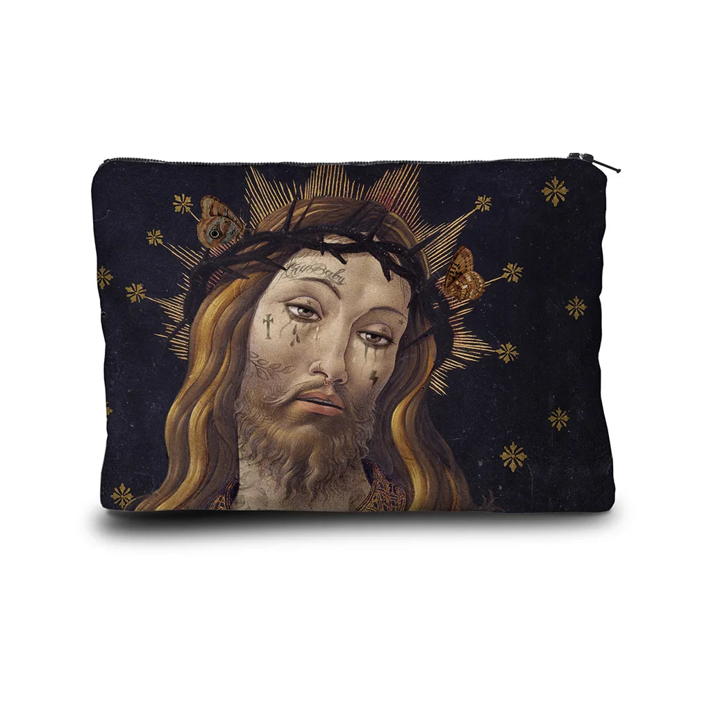 Kuvassa Voglio Bene kukkaron takapuoli Jesus -kuvituksella, jossa näkyy lähikuva Jeesuksen kasvoista.
In the image, the back side of a Voglio Bene purse with the Jesus illustration, showing a close-up of Jesus’s face.
