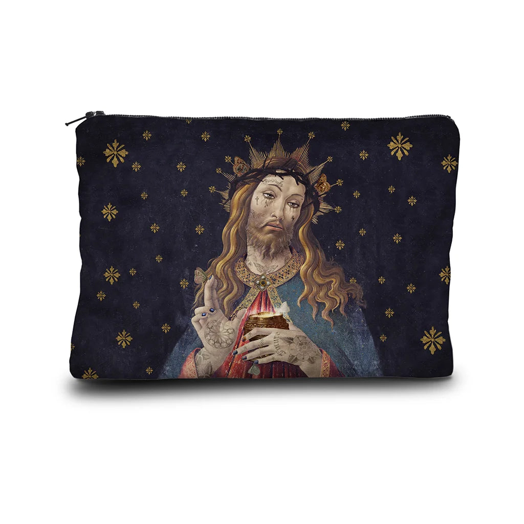 Kuvassa Voglio Bene kukkaron etupuoli Jesus -kuvituksella, jossa tatuoitu Jeesus pitää kuppia kädessään tummansinisellä taustalla.
In the image, the front side of a Voglio Bene purse with the Jesus illustration, depicting a tattooed Jesus holding a cup against a dark blue background.
