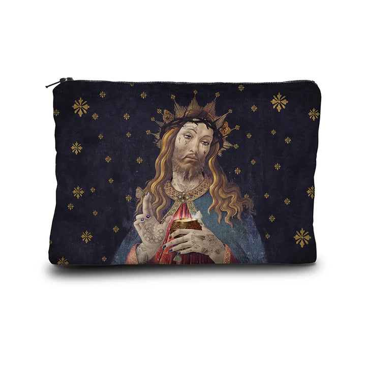 Kuvassa Voglio Bene kukkaron etupuoli Jesus -kuvituksella, jossa tatuoitu Jeesus pitää kuppia kädessään tummansinisellä taustalla.
In the image, the front side of a Voglio Bene purse with the Jesus illustration, depicting a tattooed Jesus holding a cup against a dark blue background.