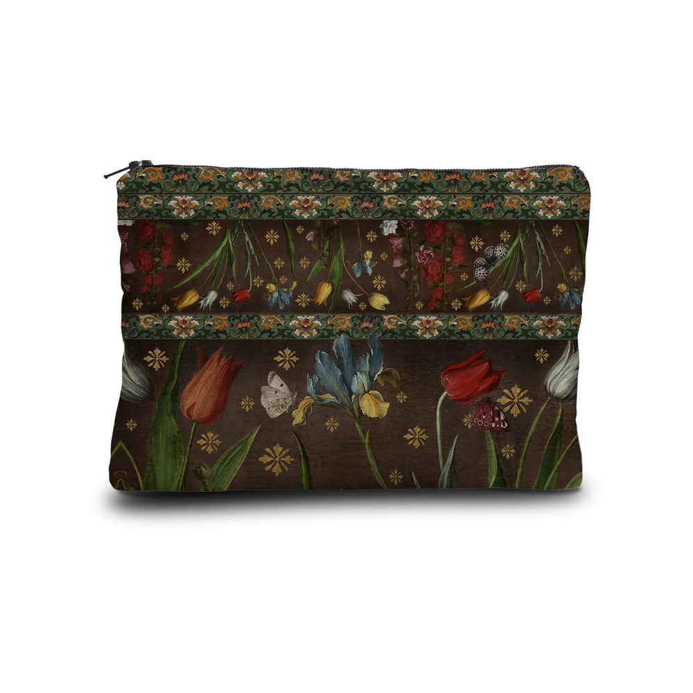 Kuvassa Voglio Bene -kukkaron takapuoli Jolly-kuvituksella. Kukat ja ornamenttikuvio ruskealla taustalla.
The back of the Voglio Bene purse with the Jolly illustration. Flowers and ornamental patterns on a brown background.