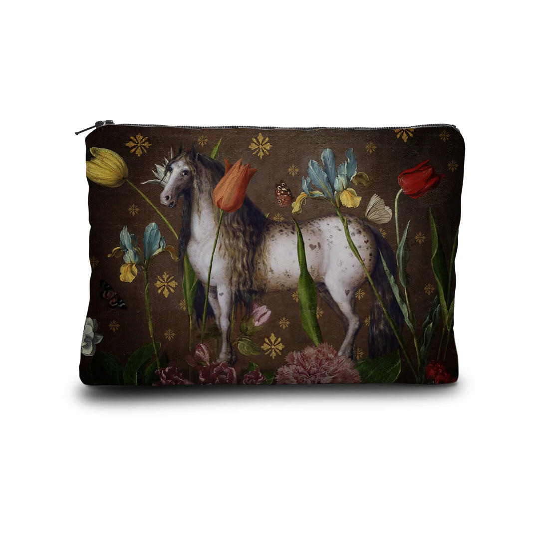 Kuvassa Voglio Bene -kukkaro Jolly-kuvituksella. Tatuoitu hevonen ruskealla taustalla kukkien ja perhosten ympäröimänä.
The Voglio Bene purse with the Jolly illustration. A tattooed horse on a brown background surrounded by flowers and butterflies.