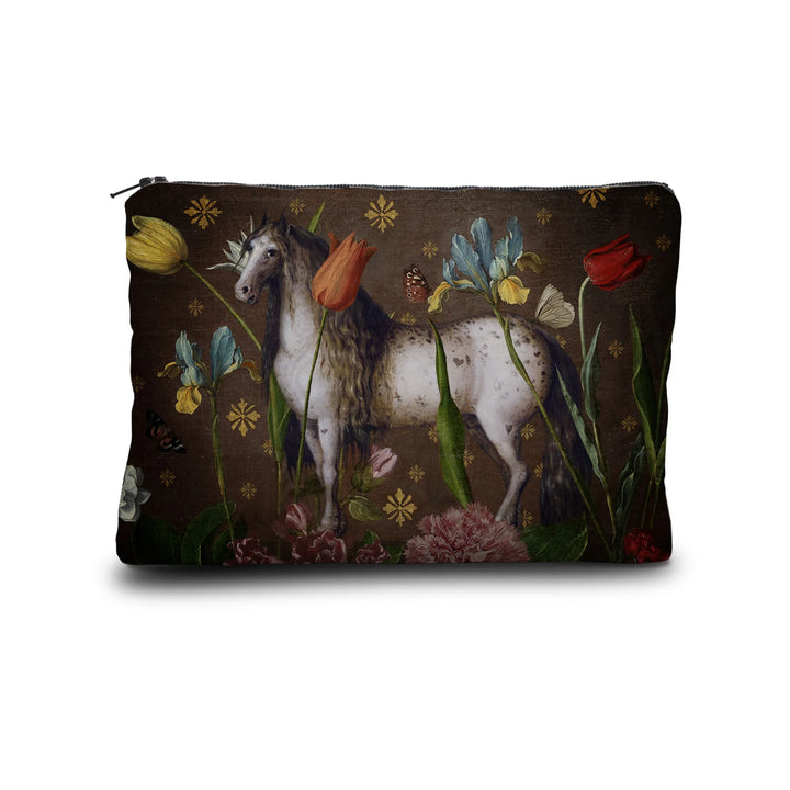 Kuvassa Voglio Bene -kukkaro Jolly-kuvituksella. Tatuoitu hevonen ruskealla taustalla kukkien ja perhosten ympäröimänä.
The Voglio Bene purse with the Jolly illustration. A tattooed horse on a brown background surrounded by flowers and butterflies.